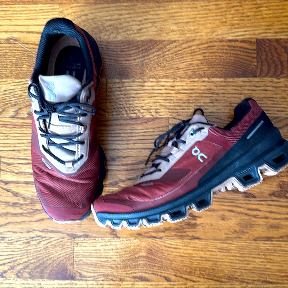 On Cloud Rock Low Waterproof Wmns Hiking Shoe. 7.5